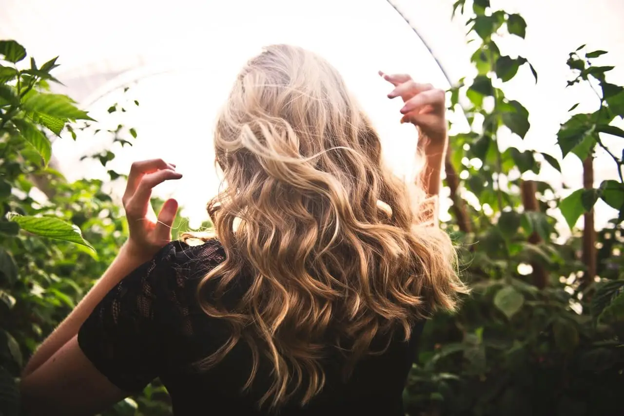 Cómo preparar en casa un sérum natural para nutrir y reparar el cabello