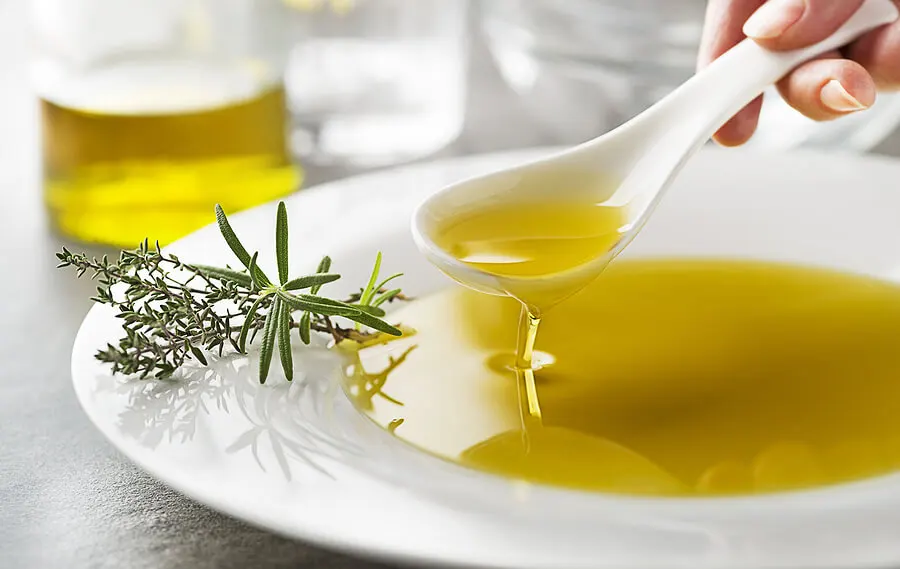 Zumo de limón con aceite de oliva.