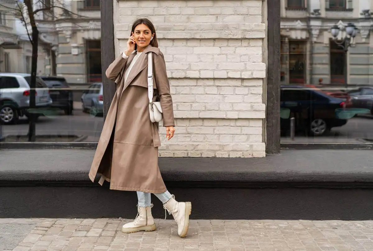 Lucir a la moda este otoño con gabardina camel.
