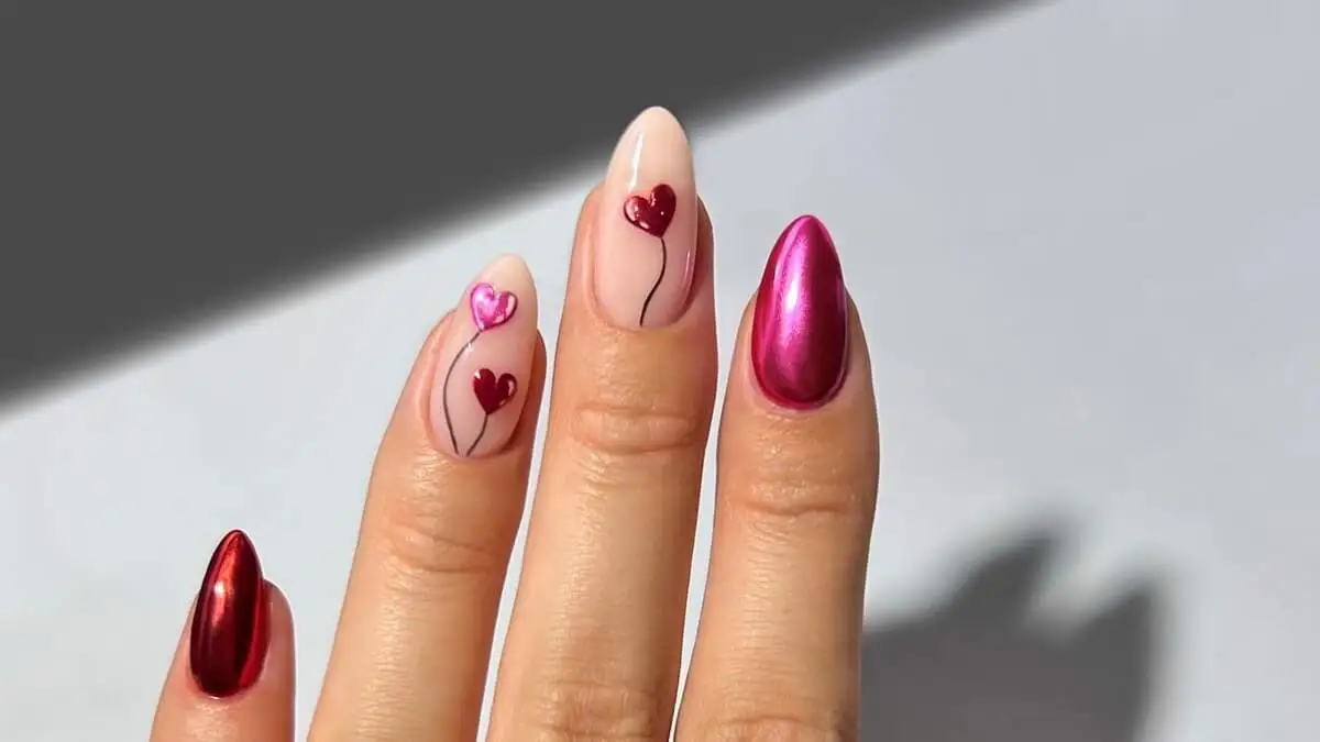 Uñas con diseño de globos en forma de corazón.