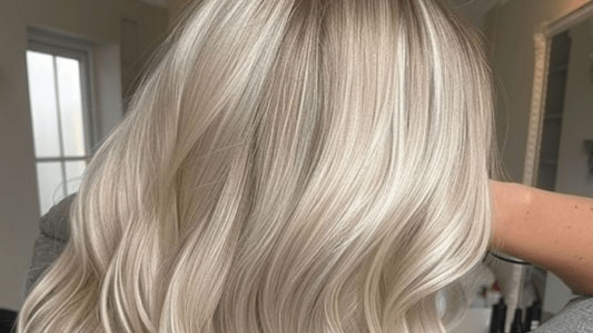 Cabello con tono de rubio champán.