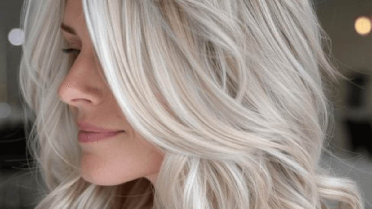 Perfil de mujer con cabello en tono rubio escarchado.