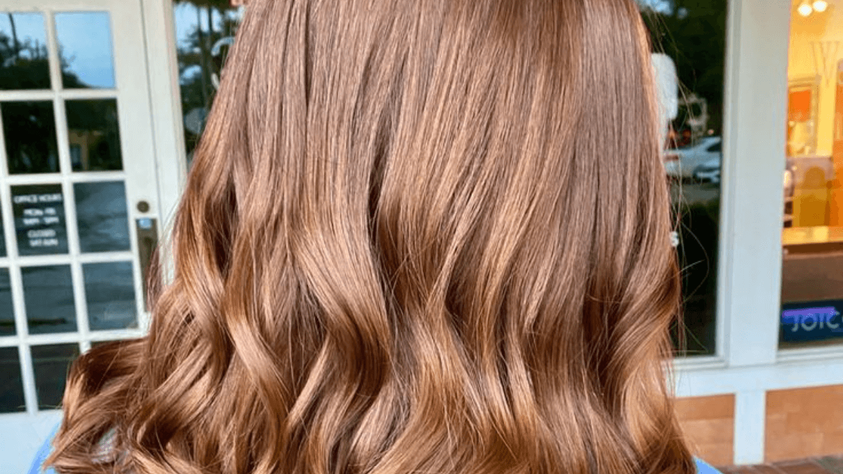 Tono de cabello mocha blonde.